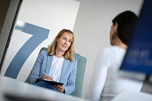 Sozialarbeit Zwei Frauen sitzen an einem Tisch und reden